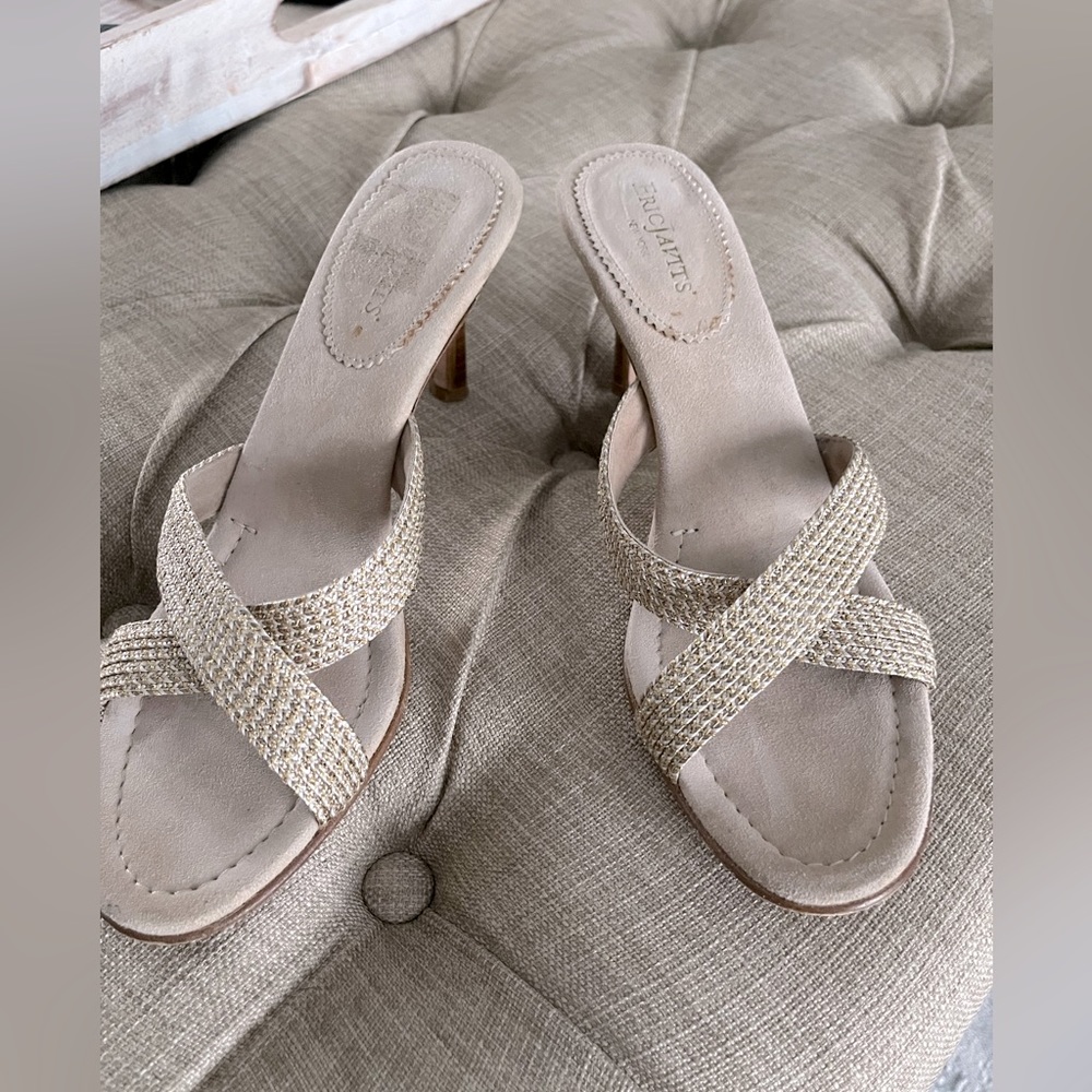 Eric Javits- Gold Woven- Sandals- Sz 7 1/2N